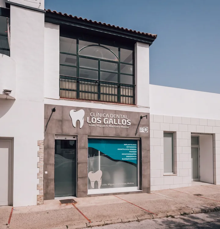 Fachada de la Clínica Dental Los Gallos
