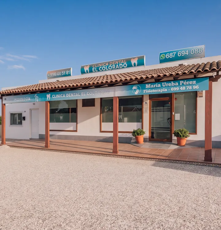 Fachada de la Clínica Dental El Colorado