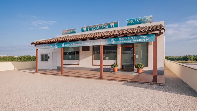 Fachada de la Clínica Dental El Colorado en Conil de la Frontera