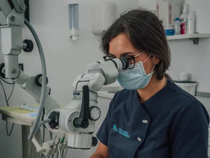 Endodoncista trabajando con microscopio en El Colorado